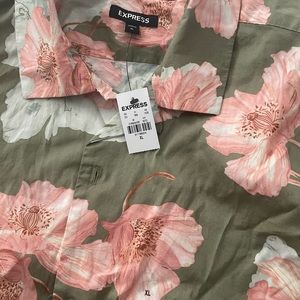 Express slim floral stretch cotton short sleeve button down shirt. Size XL